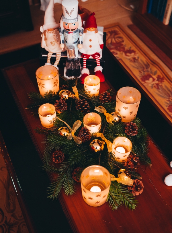 Kerstdecoratie met kaarsen en dennenappels